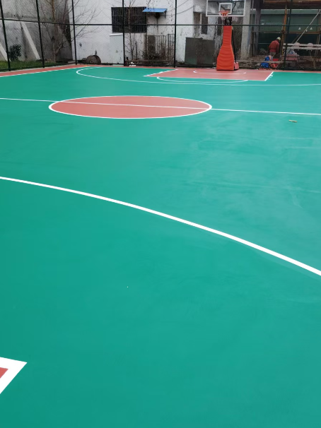 瑞丽 球场长期使用易出现地面开裂